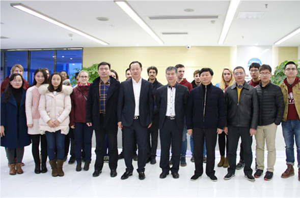 清华大学左剑恶教授携欧美留学生到欧博ABG集团互换进建